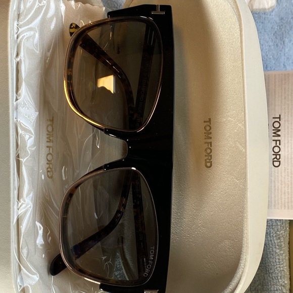 Brand new pair of Tom Ford glasses with sunglasses - Picture 5 of 8